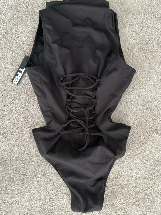 Hi Cut Sleeveless Surfy One-Piece Swimsuit - Picture 6 of 6